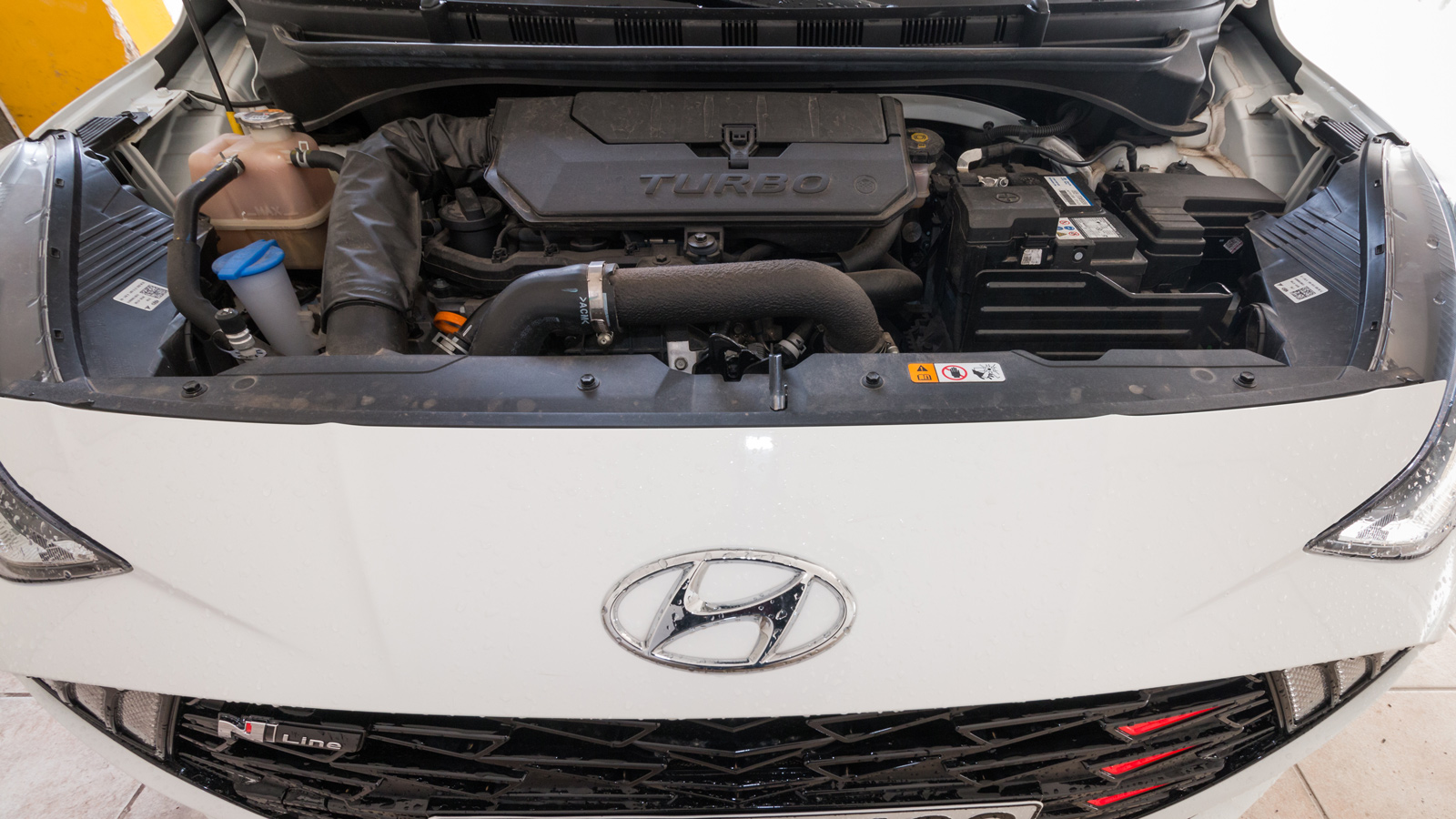 Το αυτοκίνητο κινεί ο 1.000αρης T-GDi κινητήρας που αποδίδει 100 ίππους και 172Nm ροπής και προσφέρει το 0-100 χλμ/ώρα σε μόλις 9,9 δλ. Η κατανάλωση ε